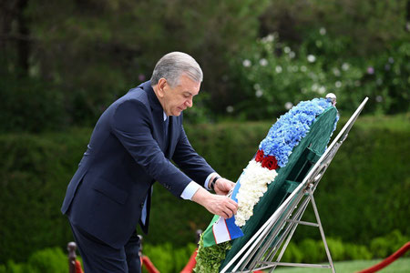 Shavkat Mirziyoyev Haydar Aliyev qabriga gul qo‘ydi