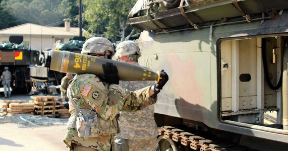 АҚШ Украина ва бир қатор давлатларга қурол етказиб беришни вақтинча тўхтатди