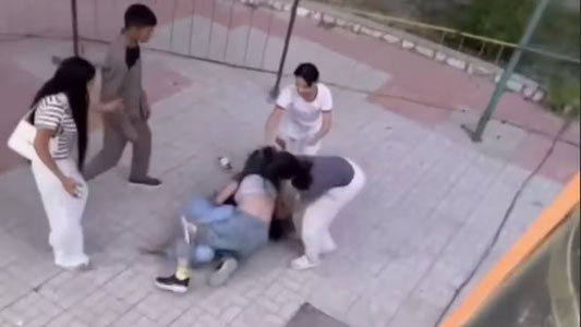 Navoiydagi parkda qizlar janjallashdi