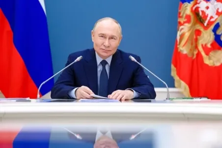“Bu ota-onamdan qolgan” — Putin uxlashdan oldin Kremldagi chiroqlarni o‘zi o‘chiradi