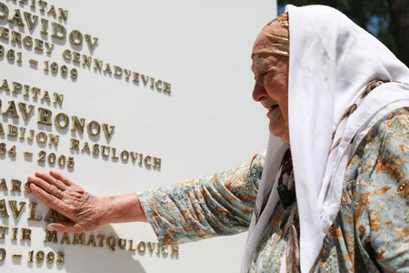 Surxondaryolik 85 yoshli onaxon 27 yil avval xizmat vaqtida vafot etgan o‘g‘lining xotira monomunetini ko‘rgani Toshkentga keldi