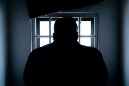 Қамоқдаги ҳоким номидан 1,2 миллиард сўмлик қарорлар имзоланган