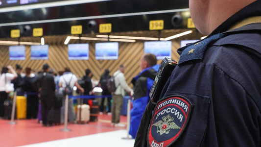 Телефонида тақиқланган каналларга обуна бўлган ўзбекистонликлар Россияга киритилмади