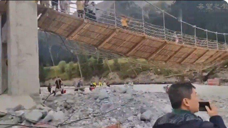 Хитойда осма кўприк қулаб тушди