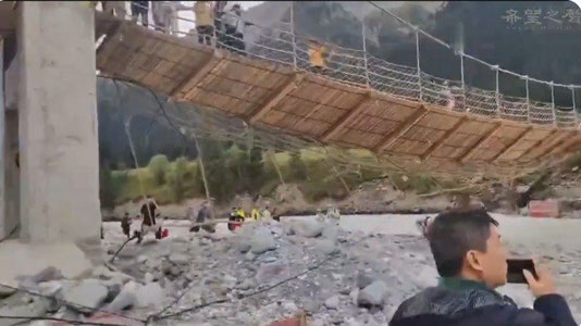 Хитойда осма кўприк қулаб тушди