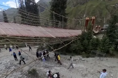 Xitoyda osma ko‘prik uzilib, odamlar suvga tushib ketdi