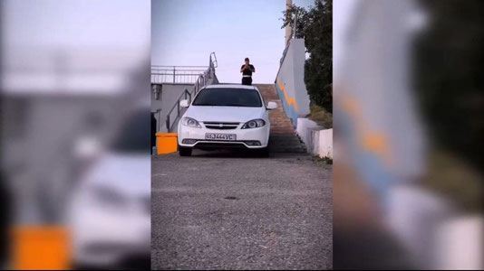 Тошкентда зинапояда автомобиль ҳайдаган блогерлар аниқланди