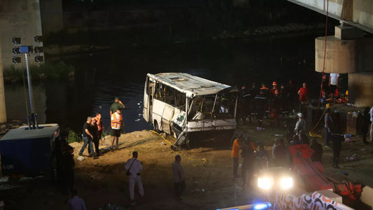 Жазоирда йўловчи автобус дарёга қулаб тушди