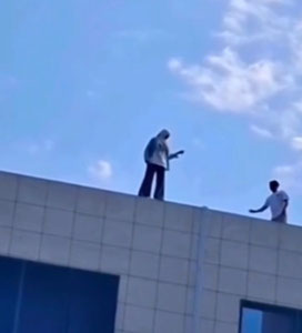 “Қасд қилмоқчи бўлмаган”. Фарғонада қиз нега баланд бино томига чиқиб олди