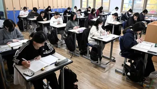 Janubiy Koreya maktablarda smartfonlardan foydalanishni taqiqladi