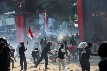 Indoneziyada ommaviy tartibsizliklar: metro bekatlariga o‘t qo‘yildi, transport harakatlari falaj bo‘ldi