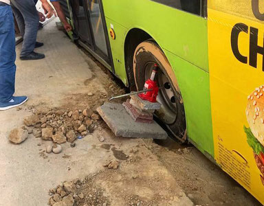 Тошкентда автобус чўккан йўлга тушиб кетди