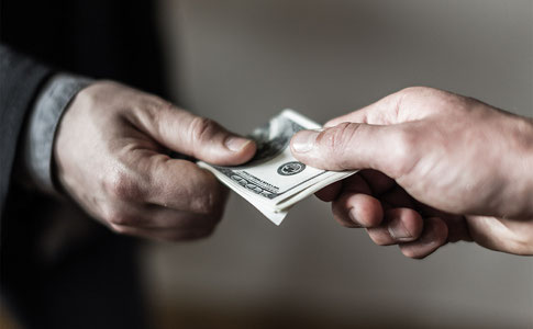 Toshkentda bojxona inspektori 5 ming dollar, soliq inspektorlari esa 2500 dollar olgan paytda ushlandi