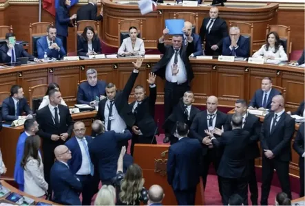 Албанияда сунъий интеллект вазирининг чиқиши мухолифат норозилигига сабаб бўлди