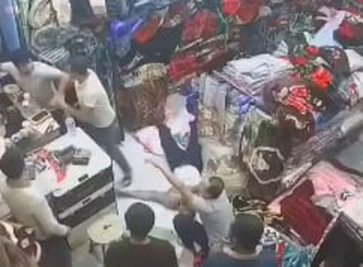Самарқанддаги дўконда сотувчи калтаклаб кетилди