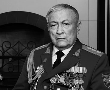 Ўзбекистоннинг биринчи мудофаа вазири Рустам Ахмедов 82 ёшида вафот этди