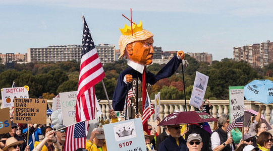 АҚШда Трамп сиёсатига қарши “Қирол йўқ” намойишлари ўтказилди
