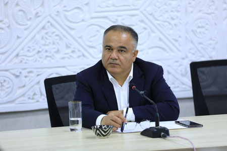 “Xalq ko‘rib turibdi”: Samarqand hokimi rahbarlarni pora olmaslikka chaqirdi