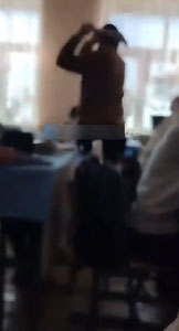 Тошкент вилоятида ўқувчиларни китоб билан урган ўқитувчи ишдан бўшатилди