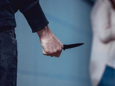 Фарғонада эркак алимент жанжали ортидан хотини ва икки ёшли қизини пичоқлаб ўлдирди