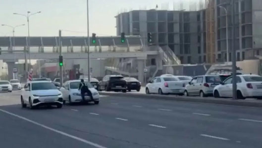 Тошкентда ЙПХ ходимини автомобиль капоти устида судраб кетган ҳайдовчи қўлга олинди