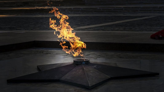 Rossiyada “Mangu alanga”dan sigaret yoqqan o‘zbekistonlikka hukm chiqarildi