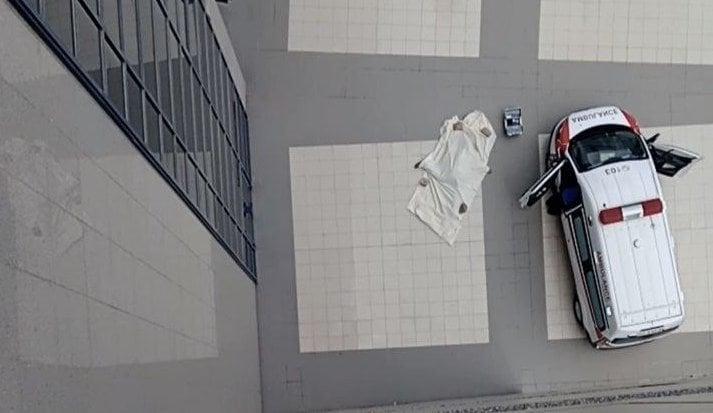 Термизда 18 ёшли йигит ўзини 14-қаватдан ташлаб вафот этди