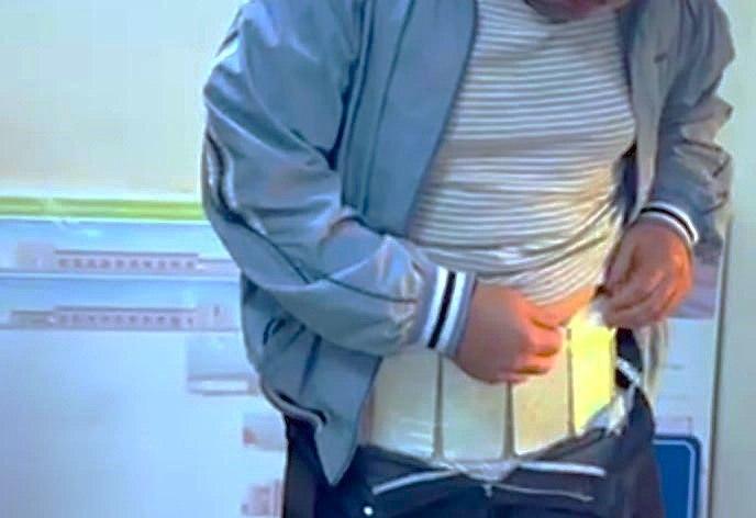 Навоийда Қозоғистон фуқароси танасига яширган 22 та iPhone 17 билан ушланди