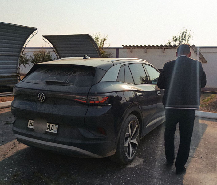 Sirdaryoda soliqdan qarzdor fermerning mashinasi xatlandi