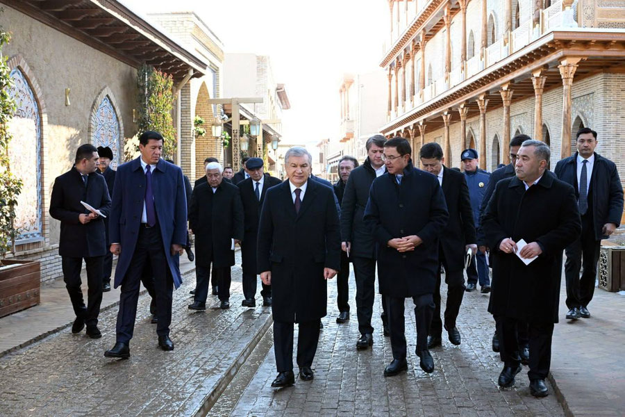 Shavkat Mirziyoyev eski shaharda joylashgan mahallaga bordi